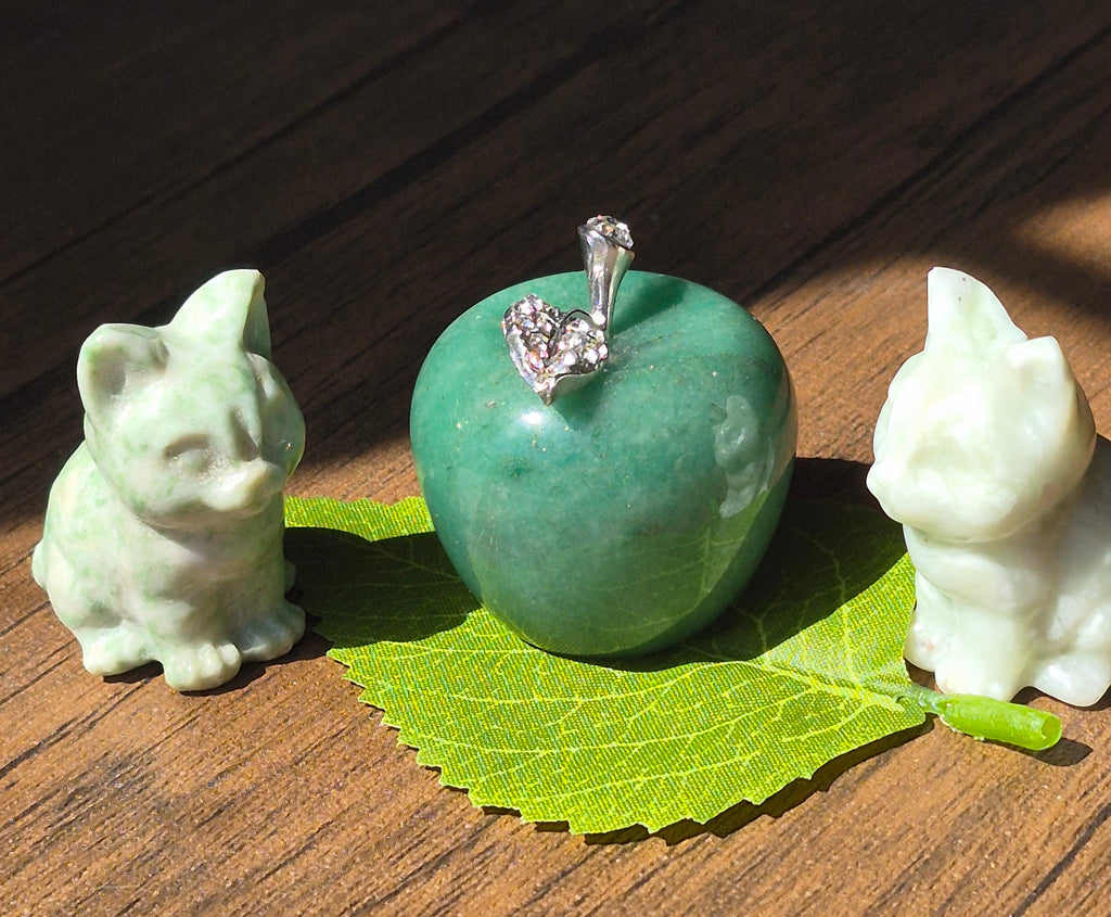 🍏 The Jaded Cats & the Apple of Their Eye 🍏