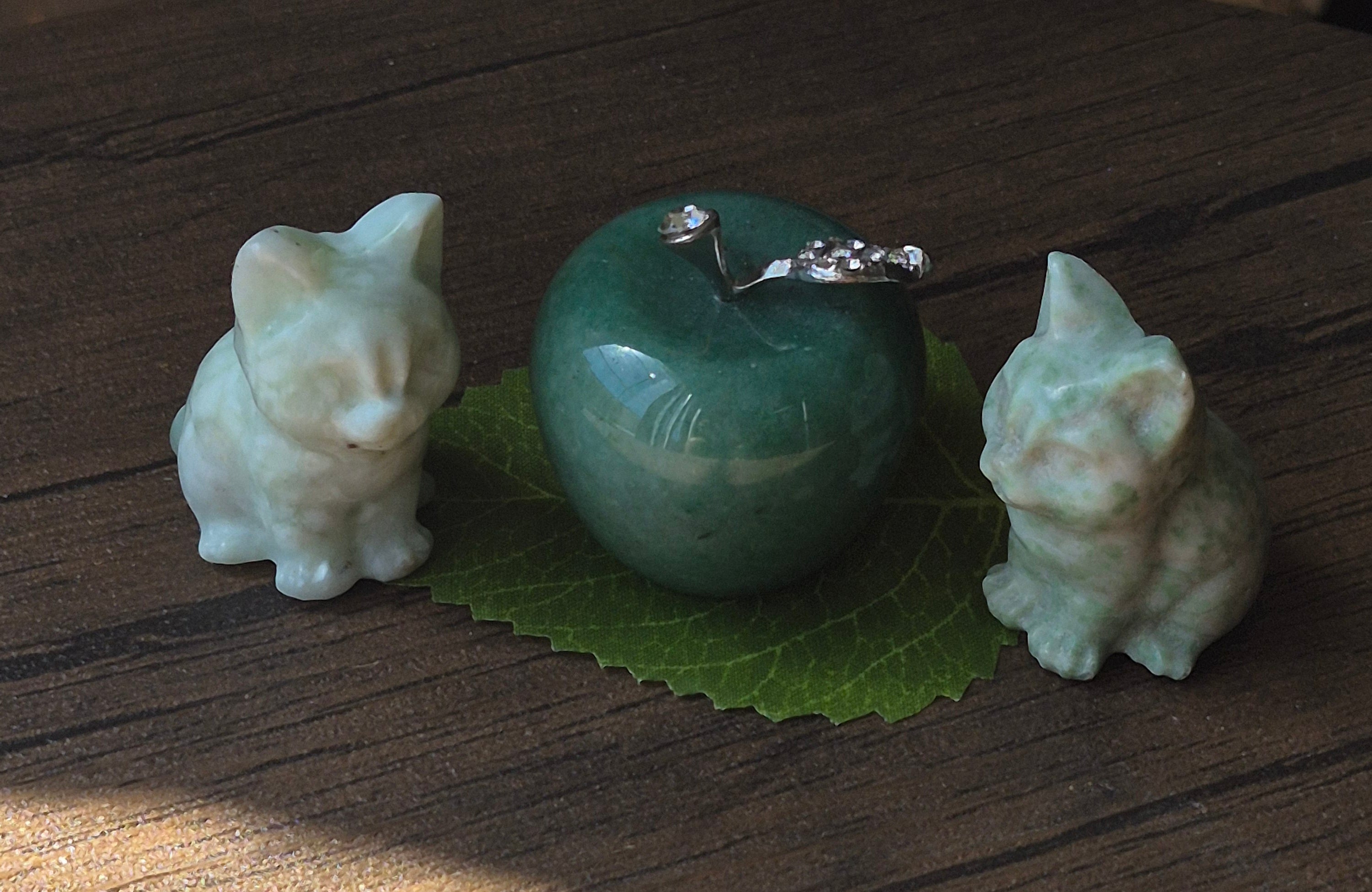 🍏 The Jaded Cats & the Apple of Their Eye 🍏